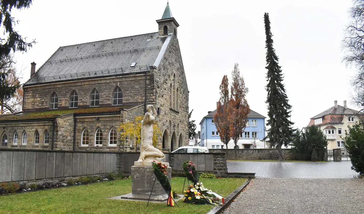 Kunst darf auf den Friedhof