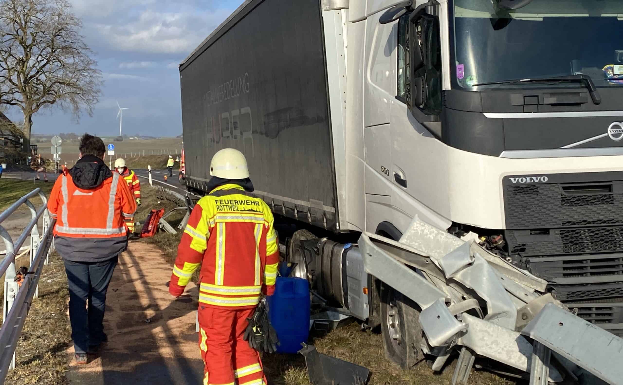 B 462 zwischen Rottweil und Dunningen nach Lkw-Unfall dicht