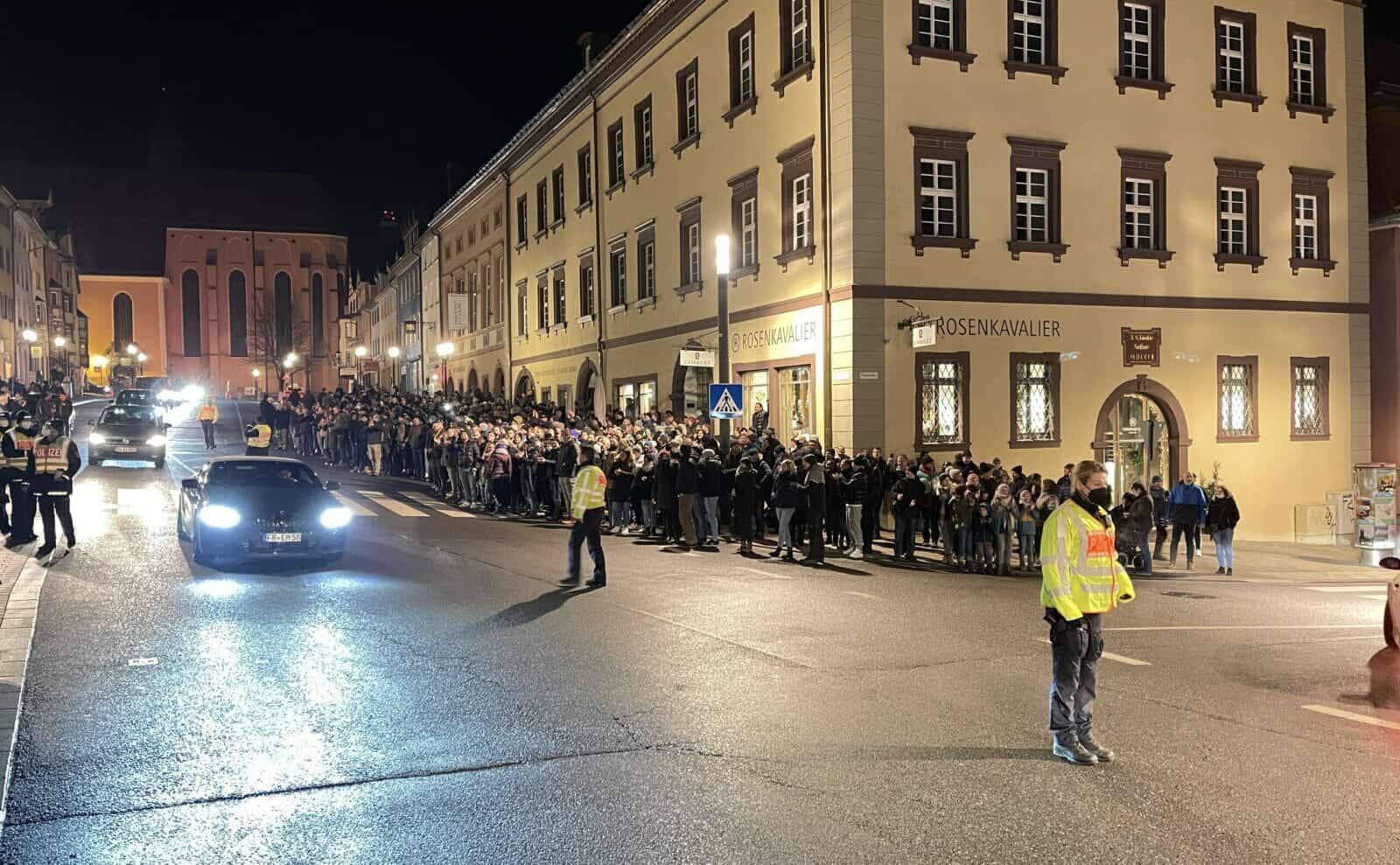 „Määäh!“ versus „Schämt euch!“ – Corona-„Spaziergänger“ treffen in Rottweil auf Gegendemonstranten