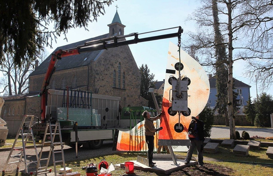 Skulptur auf dem Stadtfriedhof aufgestellt