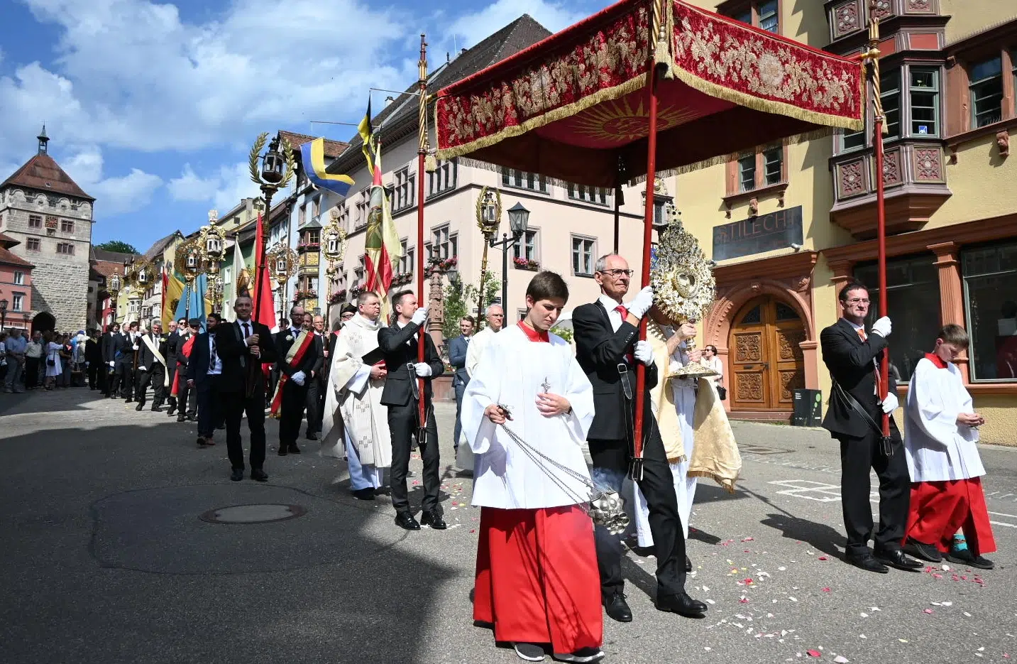 Große Festgemeinde feiert Fronleichnam