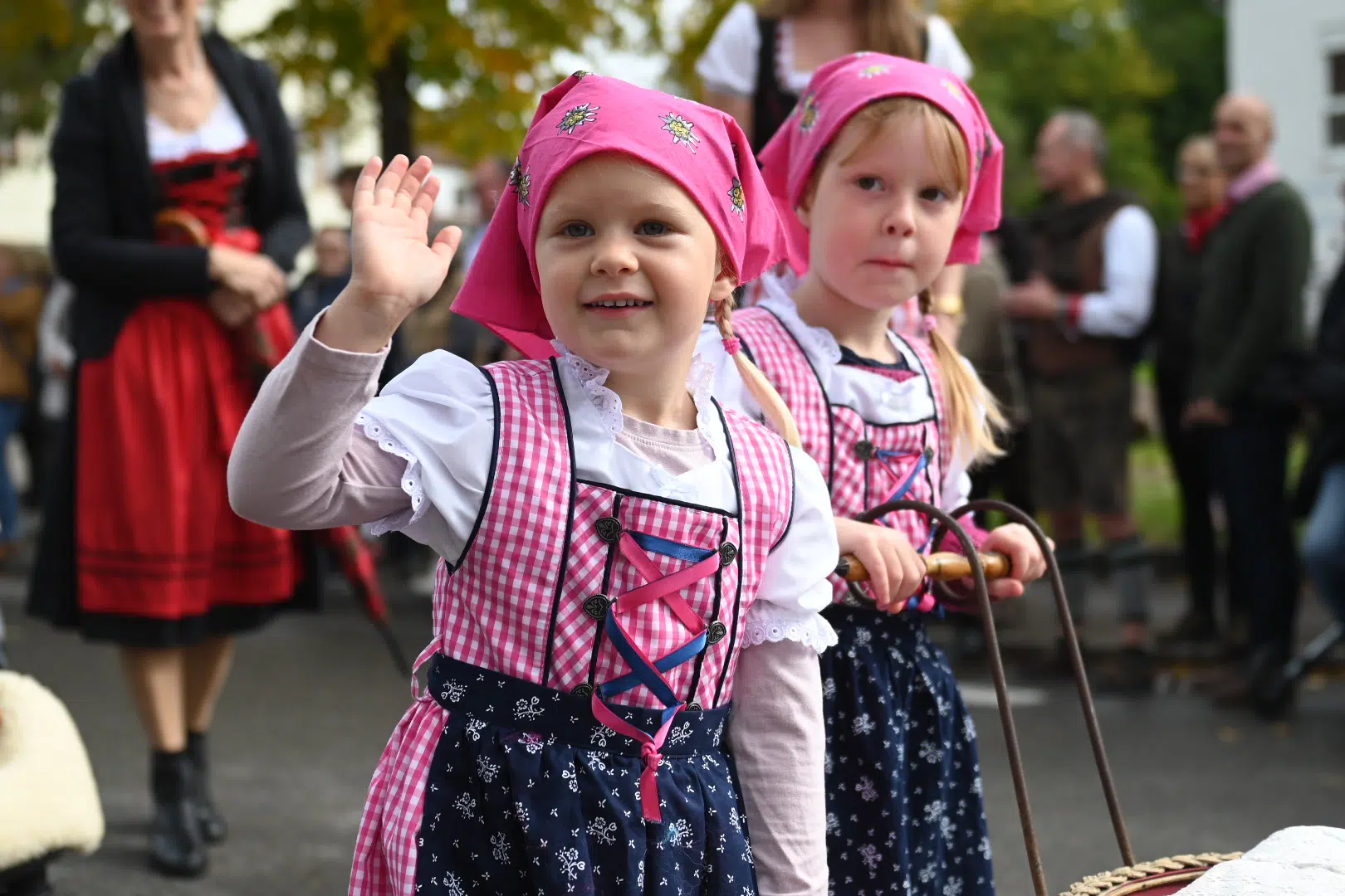 Farbenprächtiger Kirbe-Festzug begeistert