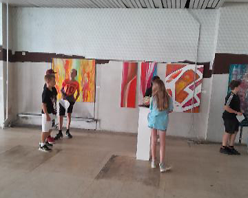 Junge Besucher in der "Galerie auf Zeit". Foto: privat