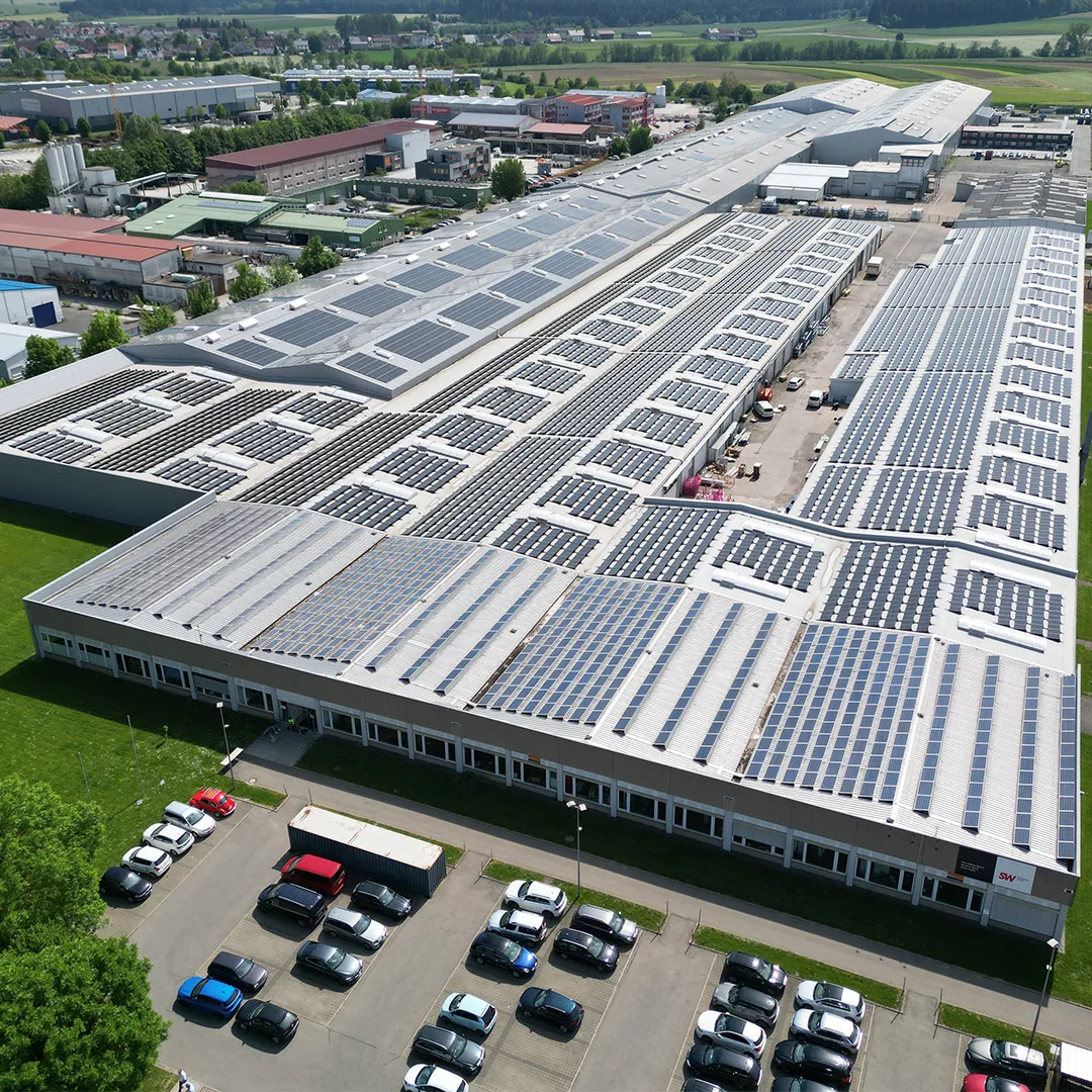 Schwäbische Werkzeugmaschinen GmbH installiert größte Dach-PV-Anlage im Kreis Rottweil