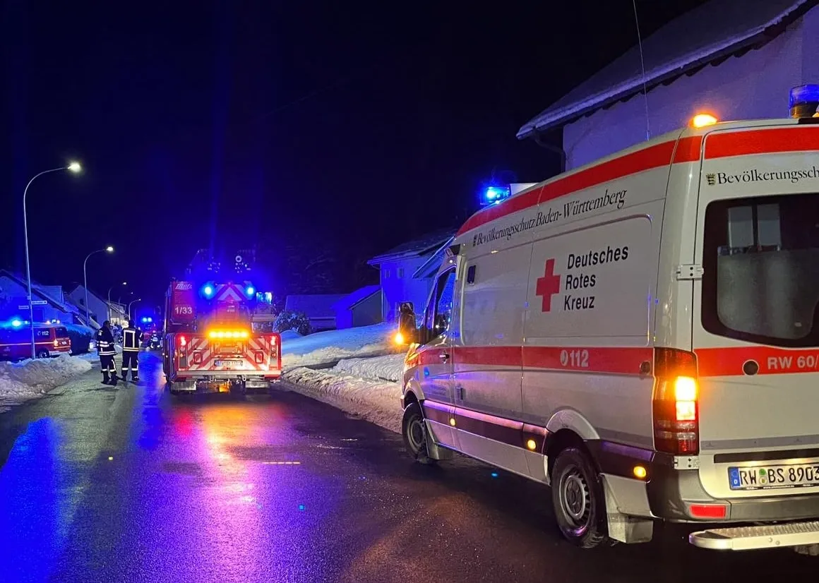 Holzstapel brennt – Ersthelfer und Feuerwehr verhindern Übergriff auf Haus in Heiligenbronn