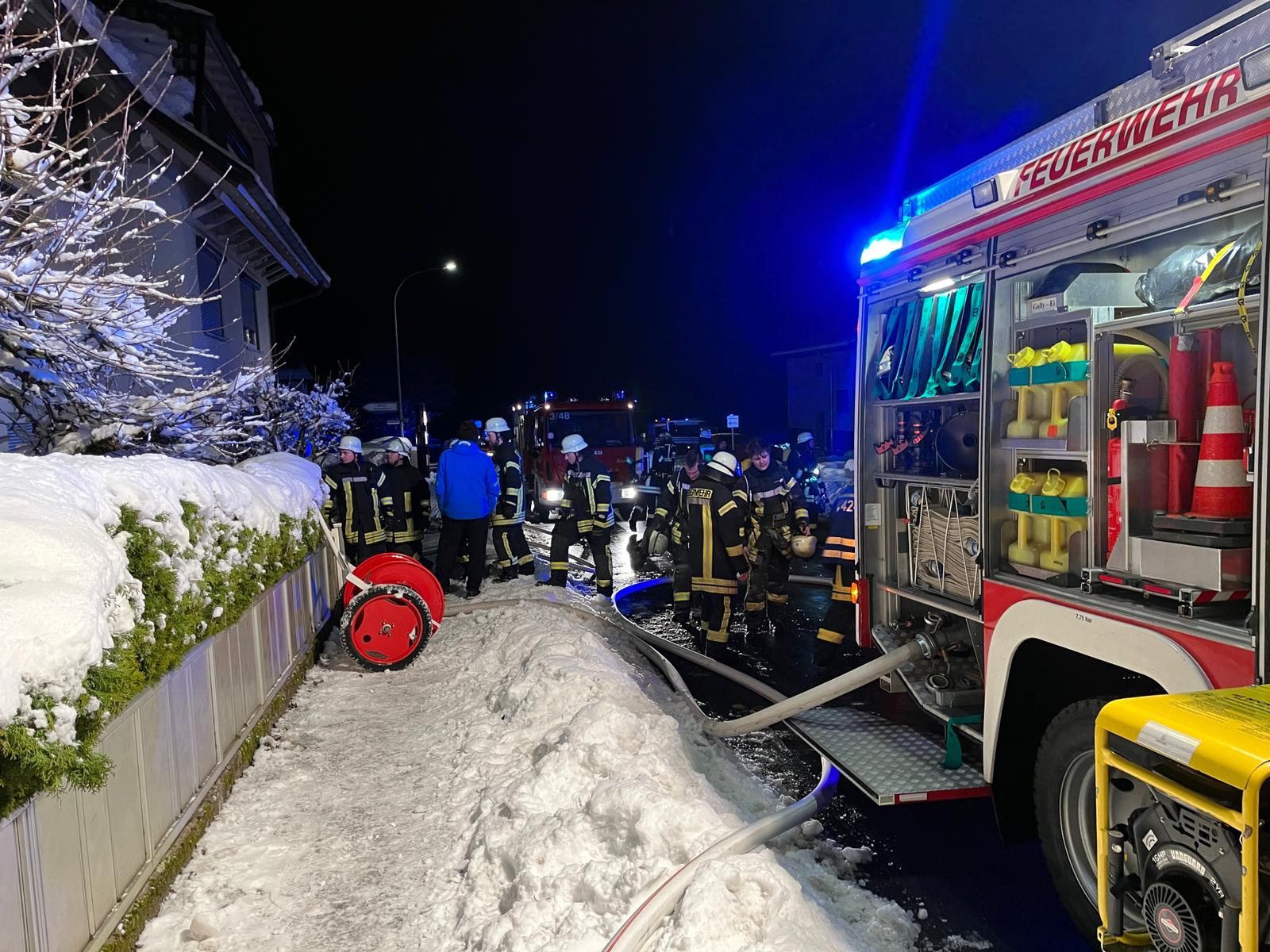 Holzstapel brennt - Ersthelfer und Feuerwehr verhindern Übergriff auf Haus in Heiligenbronn