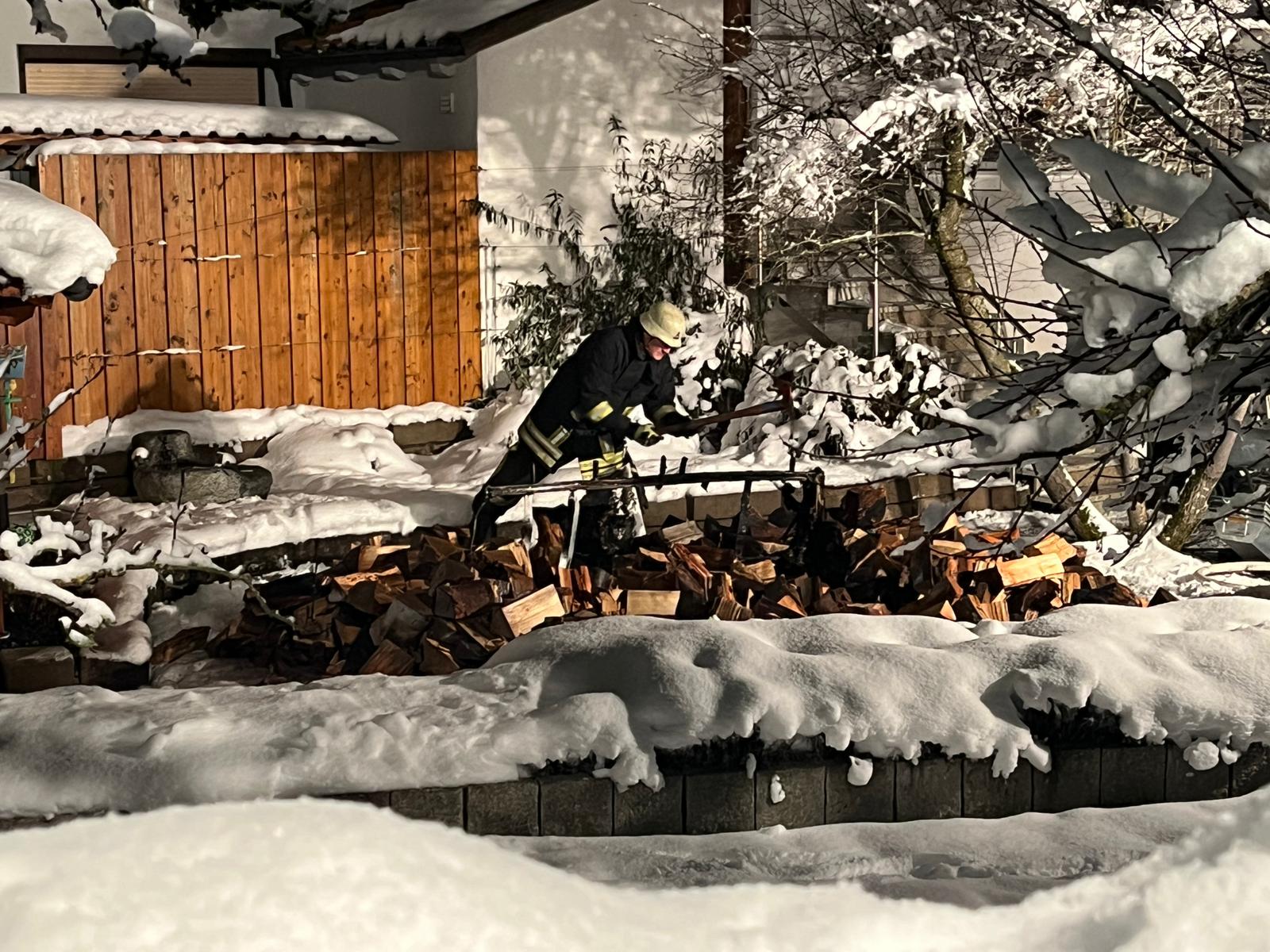 Holzstapel brennt - Ersthelfer und Feuerwehr verhindern Übergriff auf Haus in Heiligenbronn