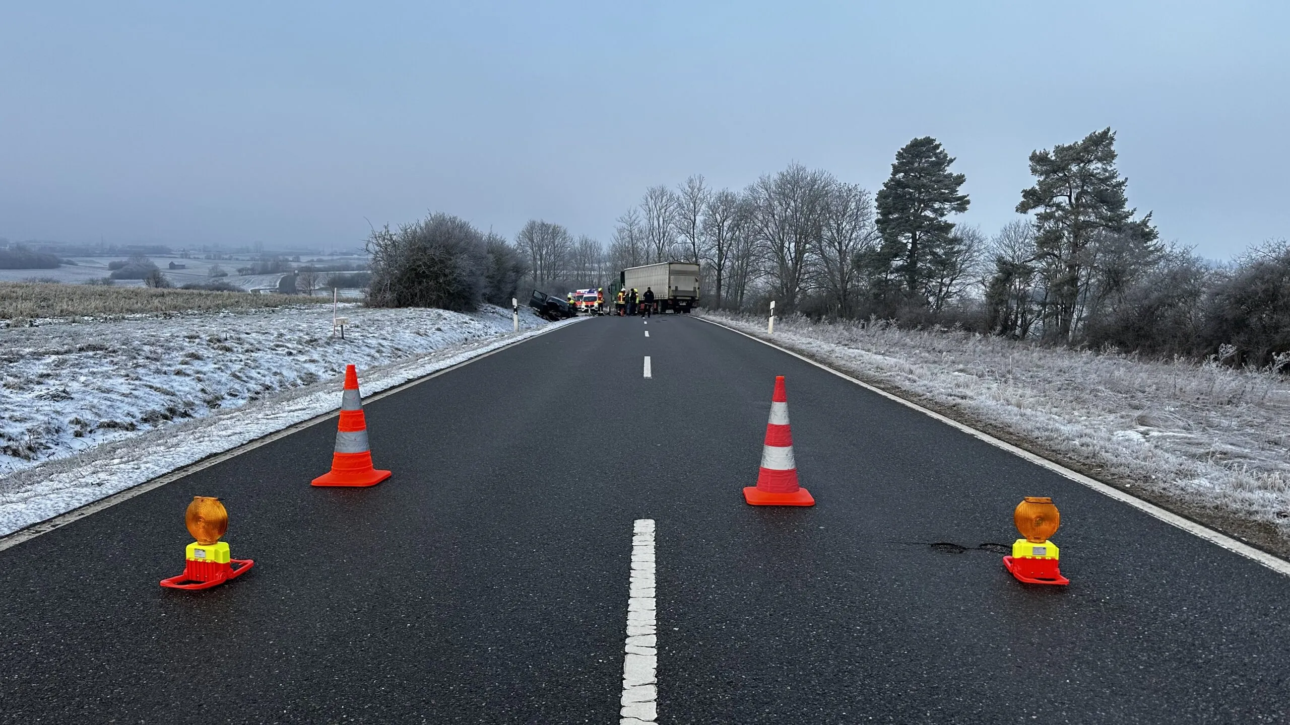 Auto und LKW prallen auf Kreisstraße zusammen: zwei Fahrerinnen verletzt