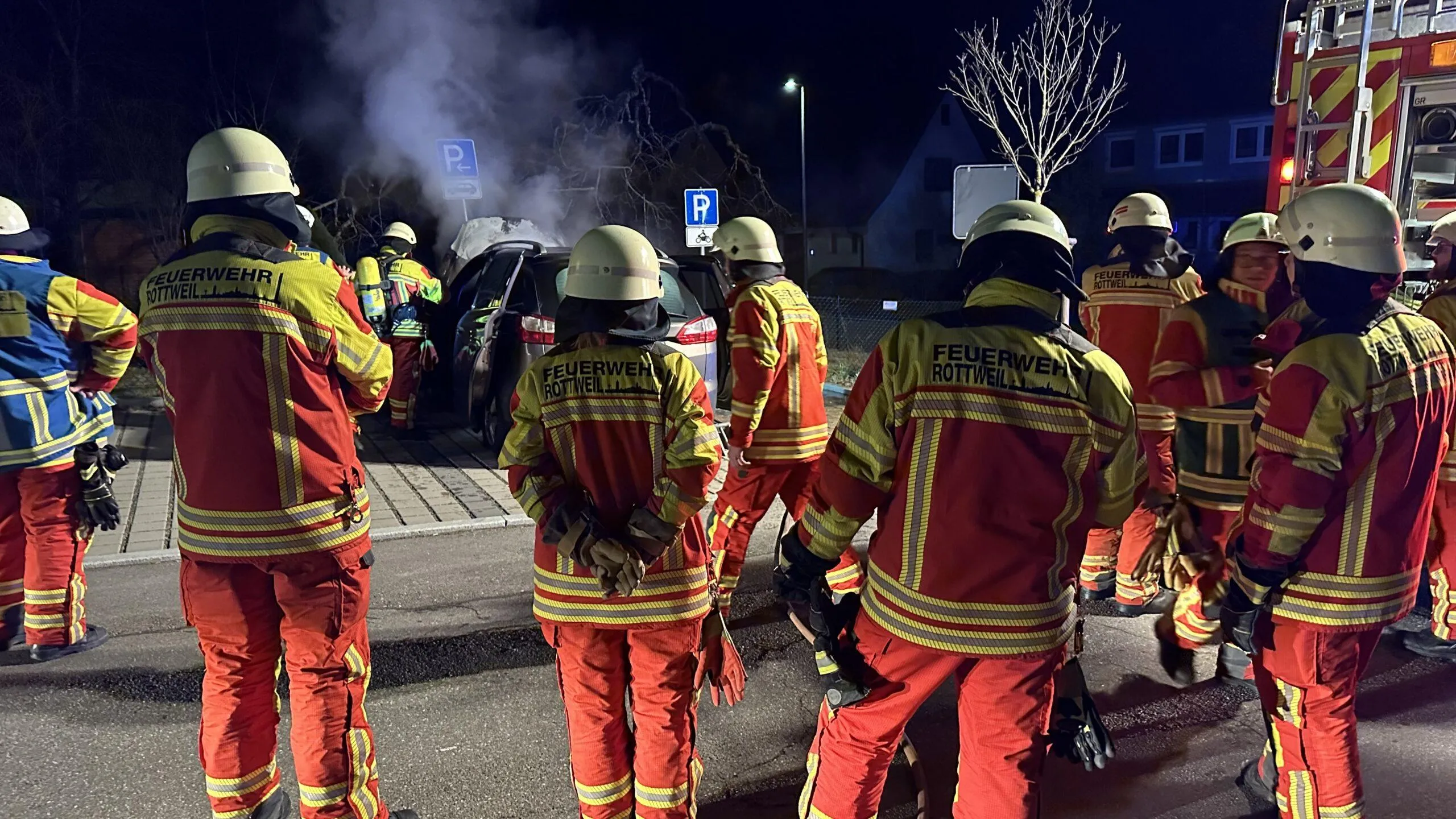 Auto fängt Feuer – aber es ist nicht irgendein Wagen