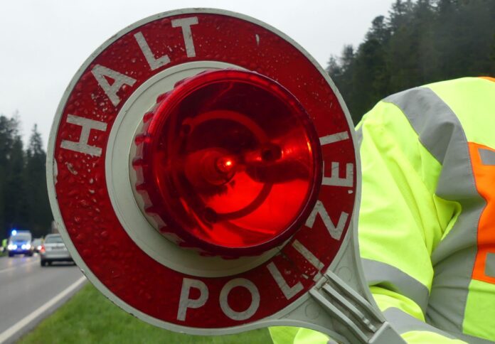 halt stop polizei kelle symbol dk 160418 (2)