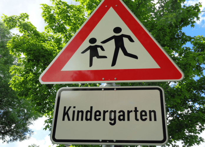 kindergarten symbolbild schild dk 300617