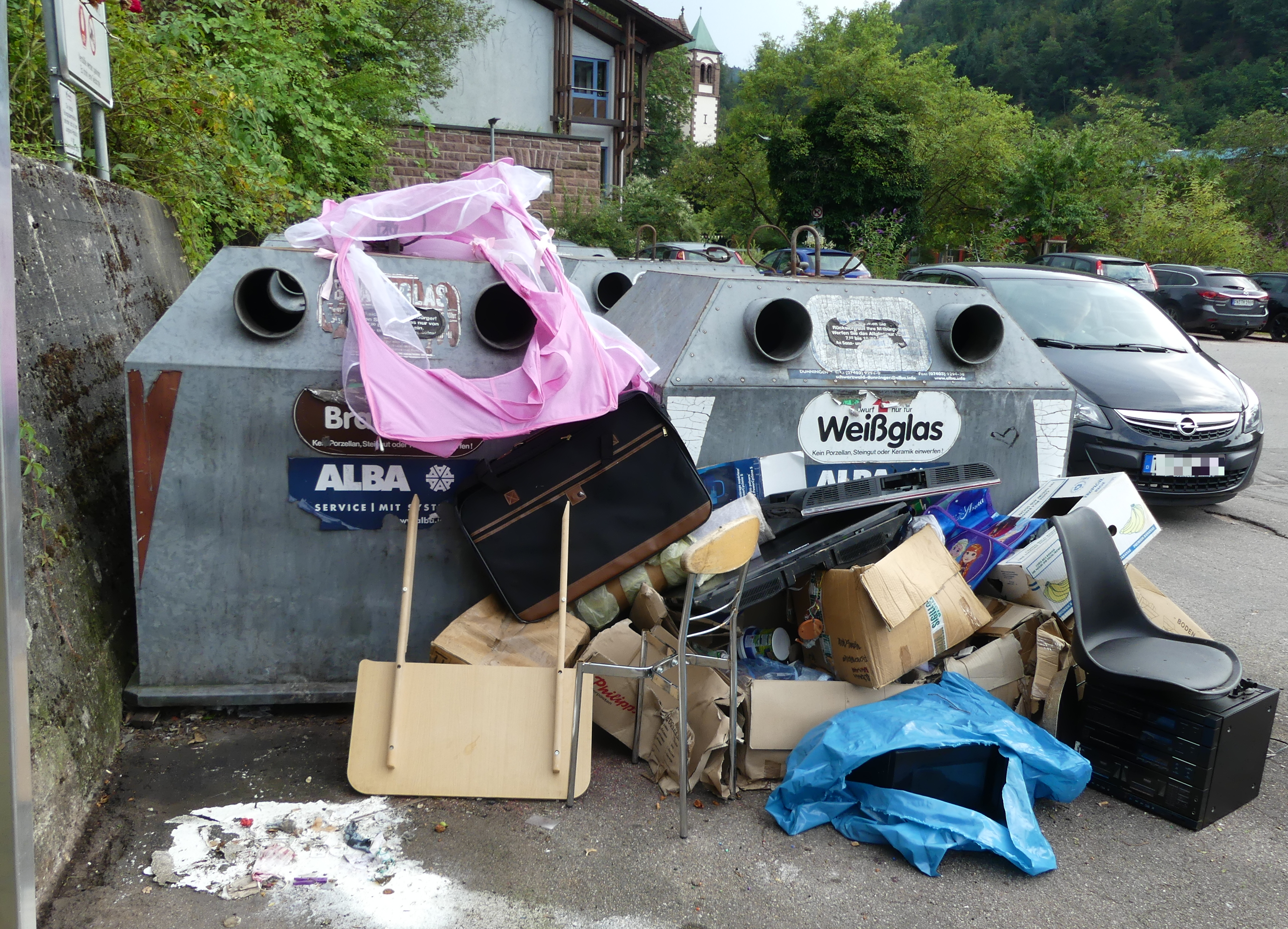 schweizer parkplatz ohne kleidercontainer müll dk 310724 (7)