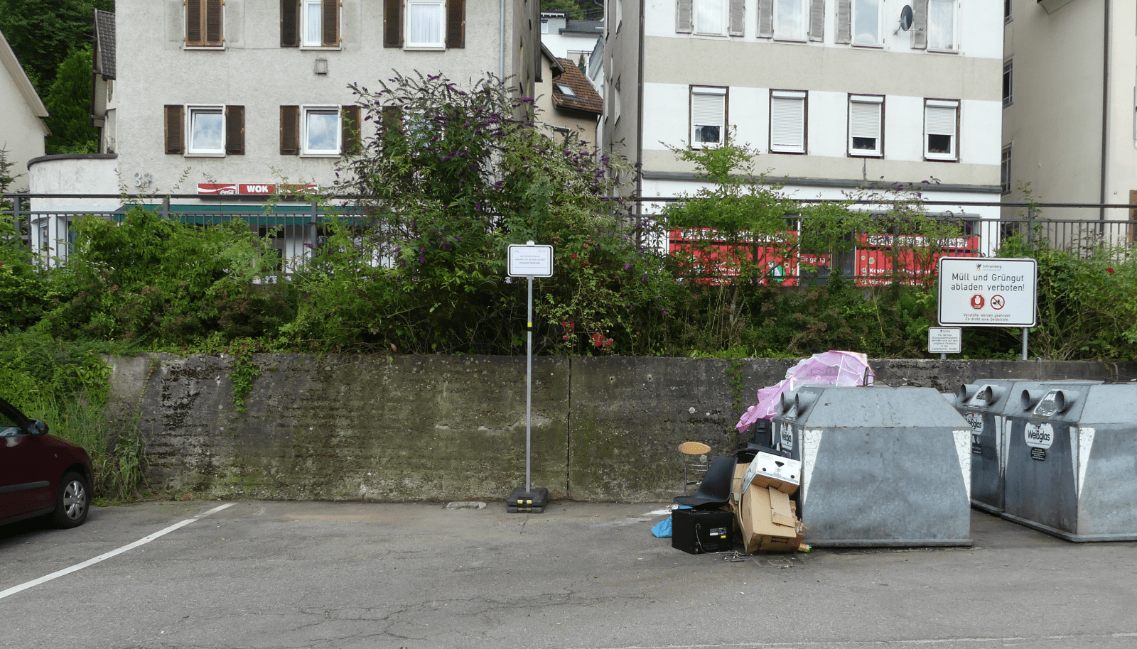 schweizer parkplatz ohne kleidercontainer müll dk 310724