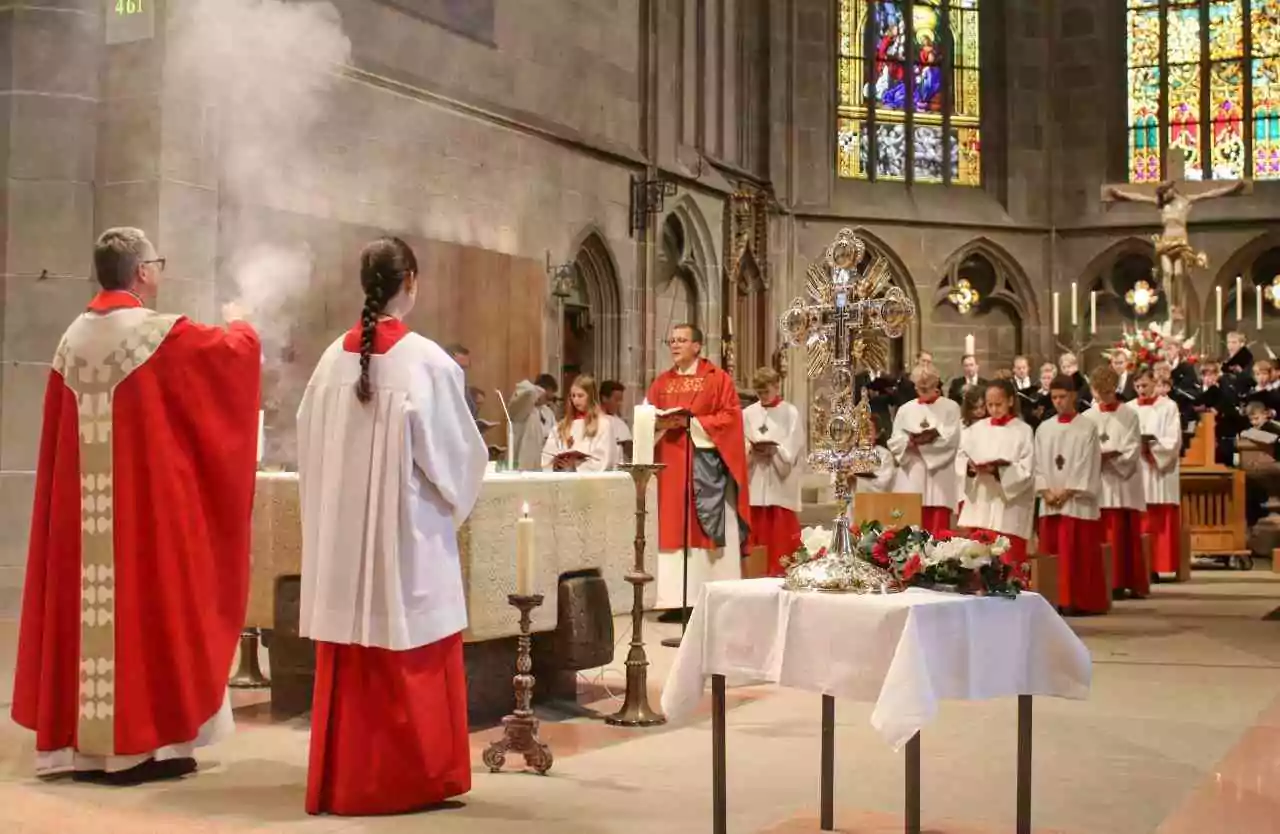 2024,4 vikar nico schmid (bildmitte) beim gottesdienst foto berthold hildebrand