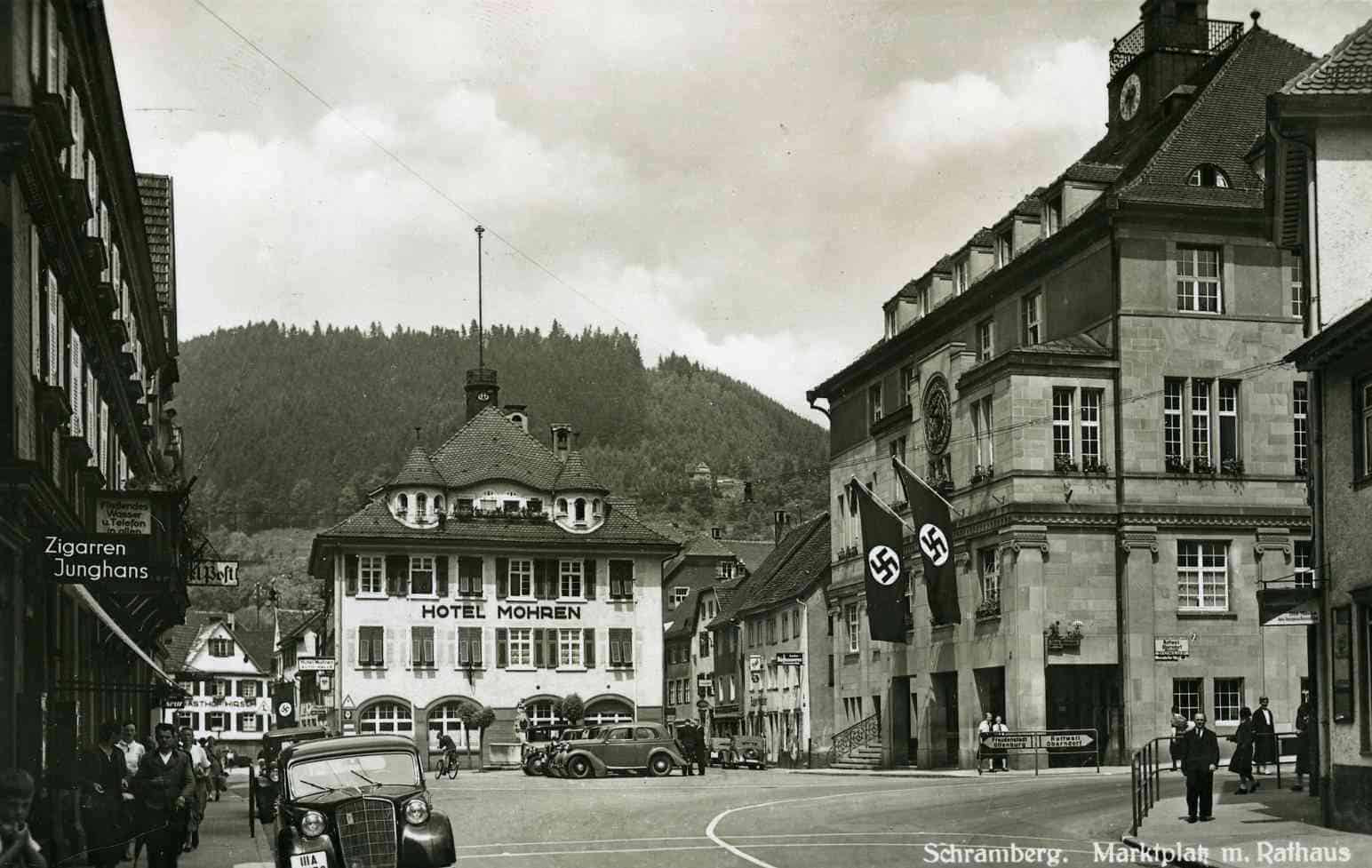 belebter rathausplatz mit autos und passanten um 1933