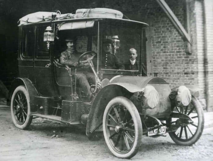 der 45 ps mercedes von fabrikant paul landenberger war eines der ersten autos in schramberg (um 1905)