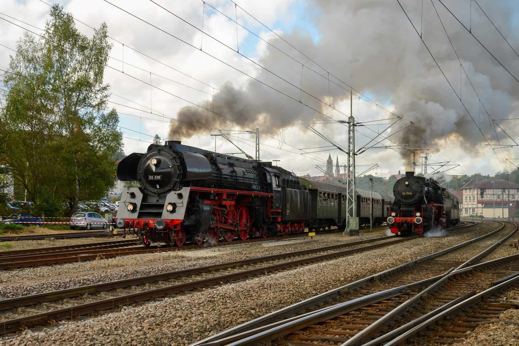 efz dampflokomotiven 01 519 und 52 7596 bei der paralellausfahrt aus dem bahnhof rottweil am 02.10.2016, aufnahme; bernd günther