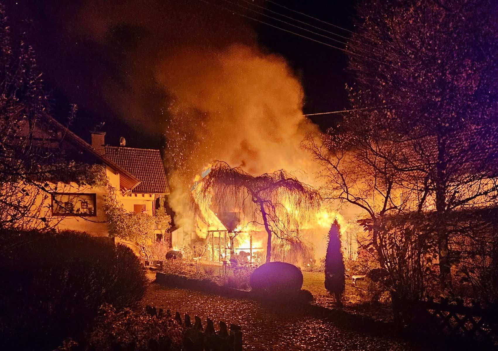 Hoher Sachschaden nach Gartenhausbrand