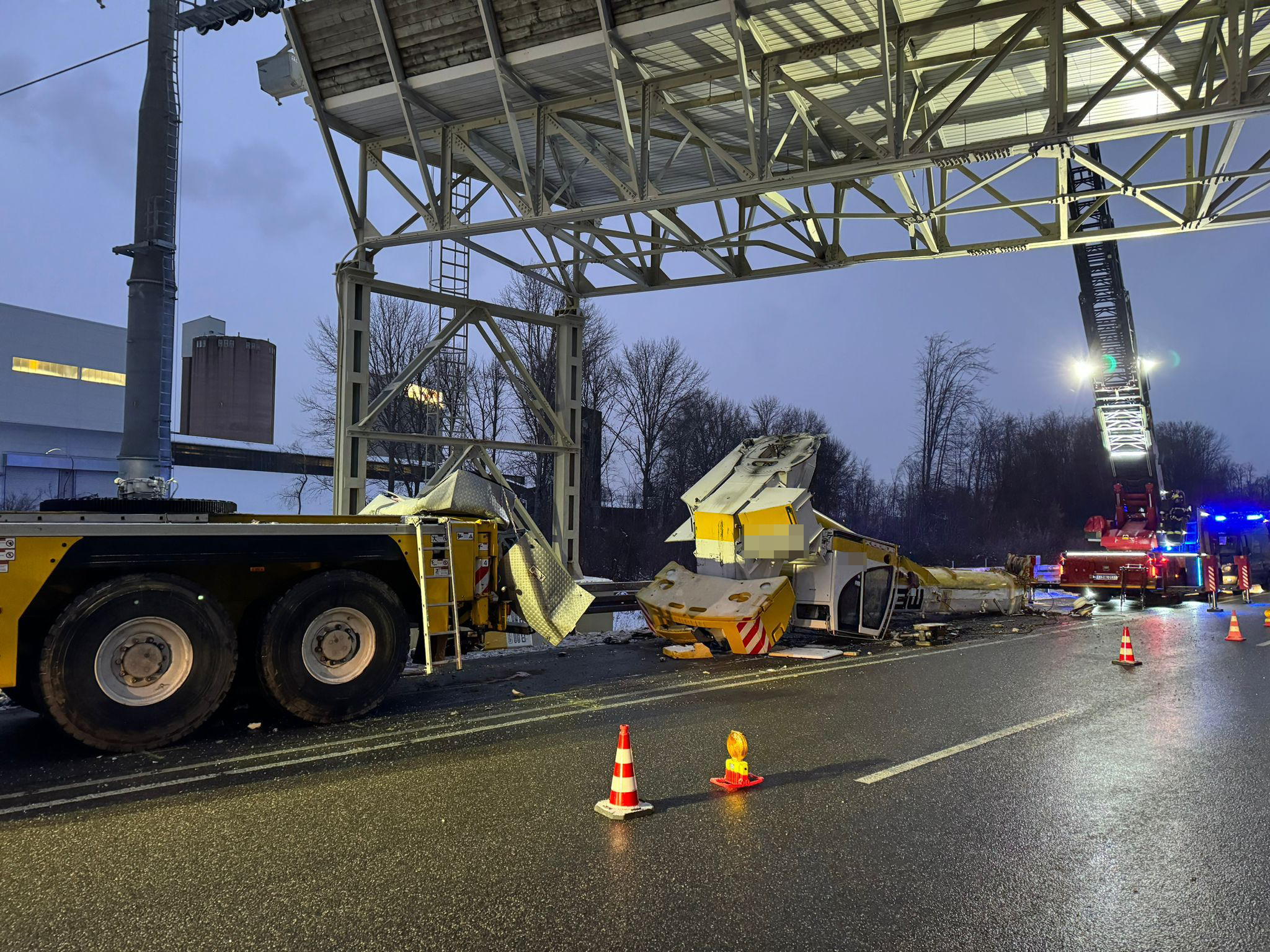 Kran donnert gegen Brücke: Verkehr auf B27 bricht zusammen